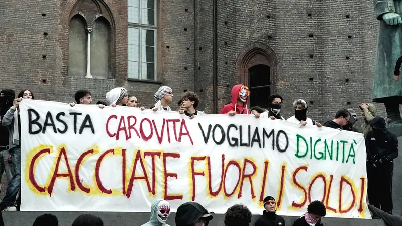 Un corteo contro il caro vita a Torino - Foto Ansa © www.giornaledibrescia.it