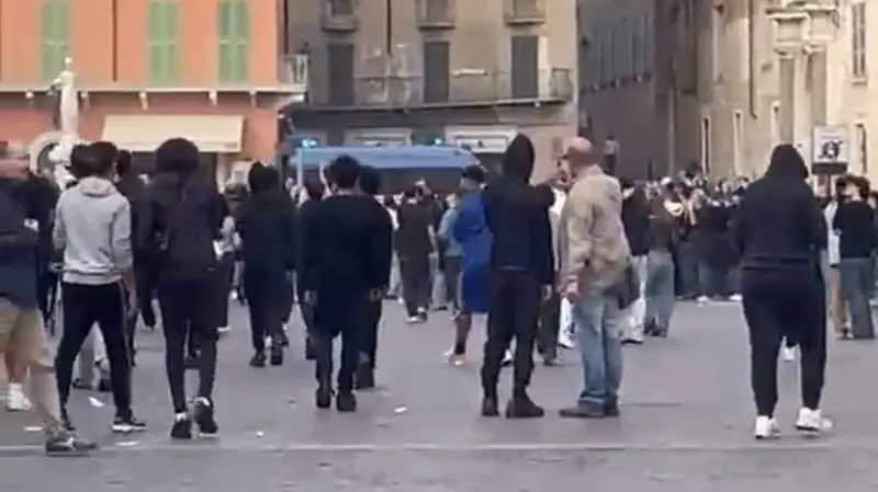 Alcuni ragazzi incappucciati durante gli scontri in piazza Paolo VI - © www.giornaledibrescia.it