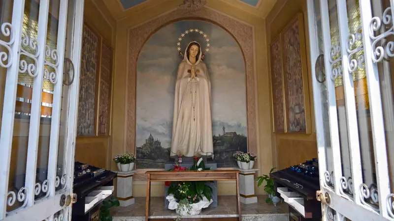 La statua di Maria Rosa Mistica alle Fontanelle