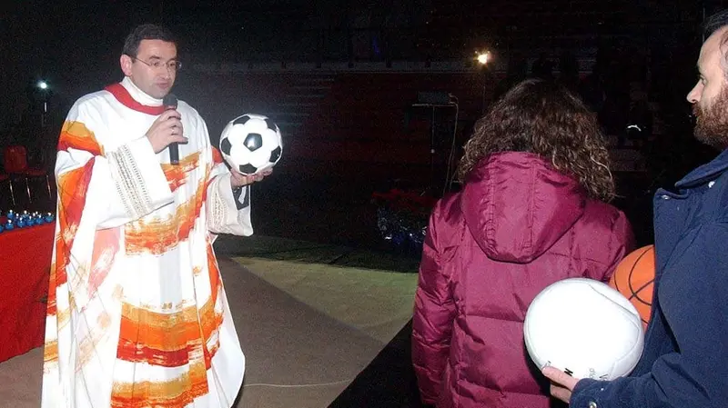 Monsignor Paganini durante una Messa dello Sportivo: era un appuntamento fisso nelle feste natalizie - Foto Newreporter © www.giornaledibrescia.it