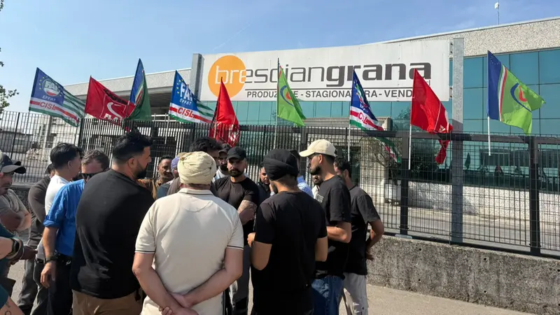 Alcuni lavoratori fuori dai cancelli della società a inizio mese