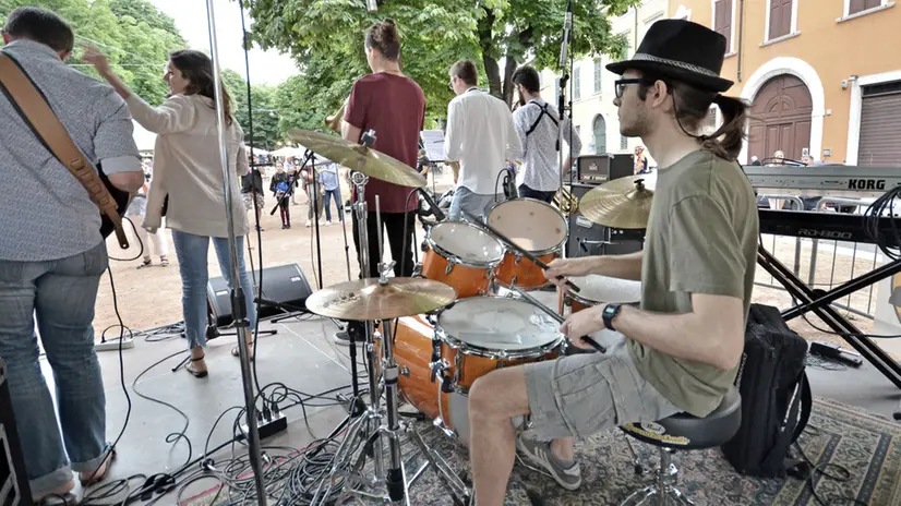 Un live in piazza Tebaldo Brusato - © www.giornaledibrescia.it