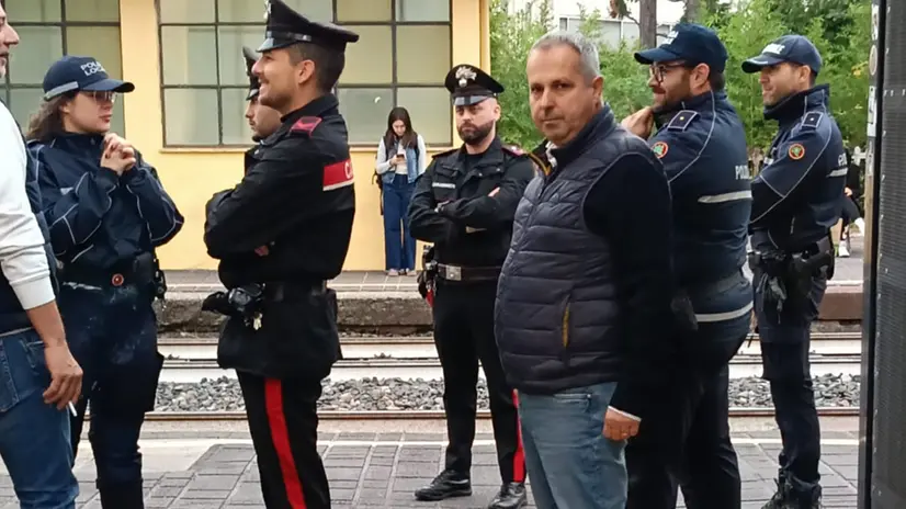 Le forze dell'ordine in stazione a Chiari insieme al sindaco Zotti © www.giornaledibrescia.it