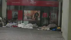 La situazione denunciata da residenti e commercianti di via Gambara © www.giornaledibrescia.it