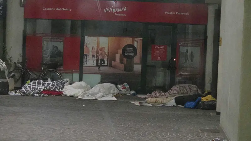 La situazione denunciata da residenti e commercianti di via Gambara © www.giornaledibrescia.it