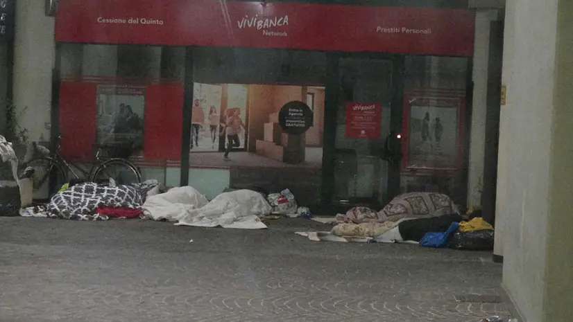 La situazione denunciata da residenti e commercianti di via Gambara © www.giornaledibrescia.it