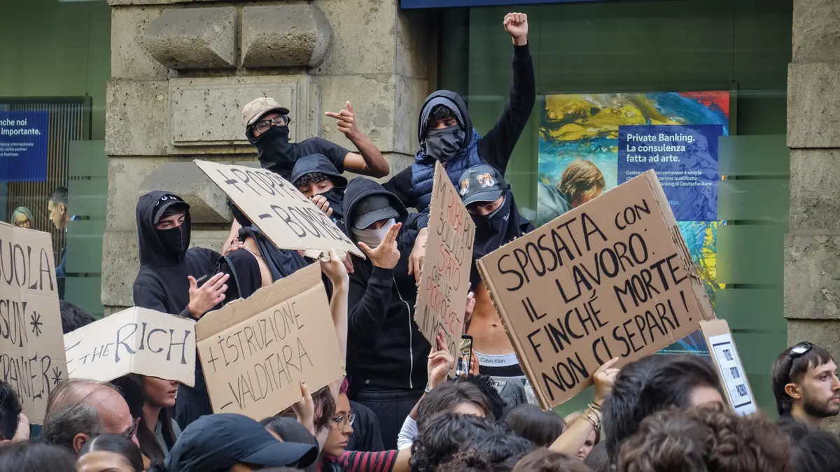 Il corteo contro il carovita a Milano - Foto Ansa © www.giornaledibrescia.it