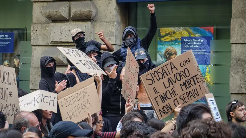 Il corteo contro il carovita a Milano - Foto Ansa © www.giornaledibrescia.it