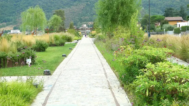 Il parco delle Erbe danzanti sul lungolago