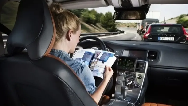 Nell'abitacolo di un'auto a guida autonoma