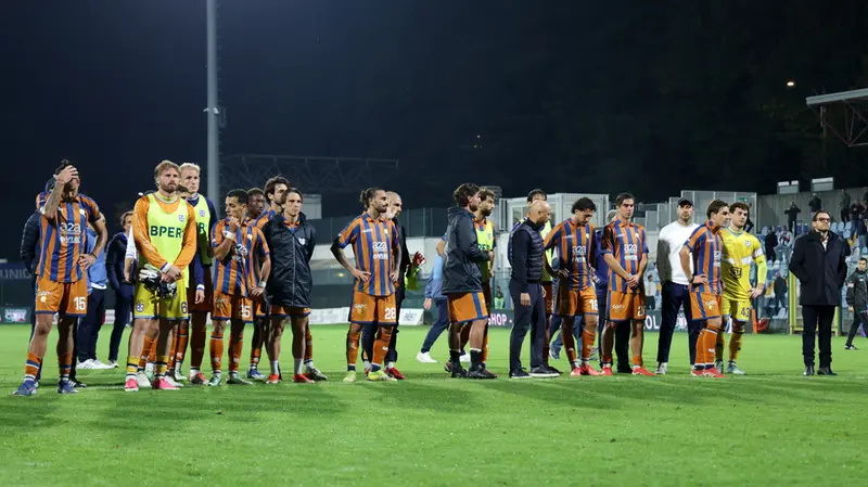 A capo chino: così i giocatori dopo la partita contro la Giana. Sono stati contestati insieme all'allenatore