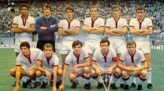 Giuseppe Tomasini (secondo da destra) con la squadra del Cagliari campione d'Italia nel 1970 © www.giornaledibrescia.it