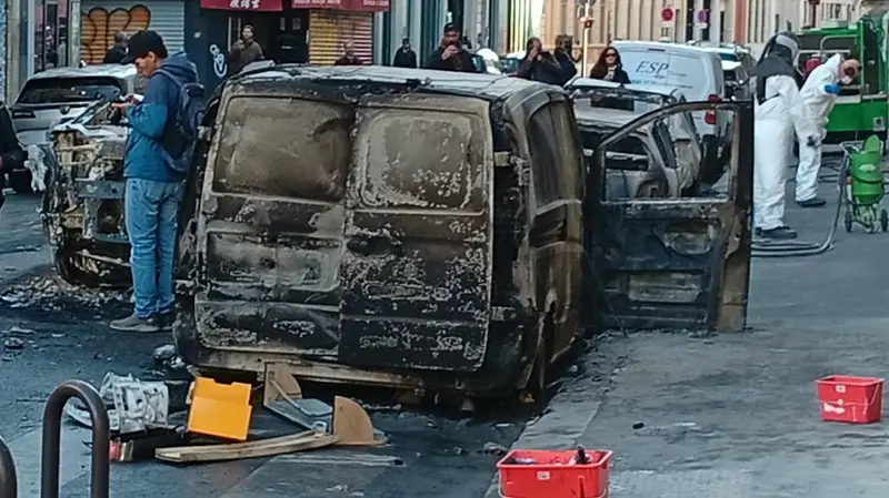 Una via di Parigi dopo gli scontri - Foto Ansa © www.giornaledibrescia.it