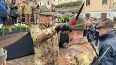 Una cerimonia di consegna del cappello alpino © www.giornaledibrescia.it