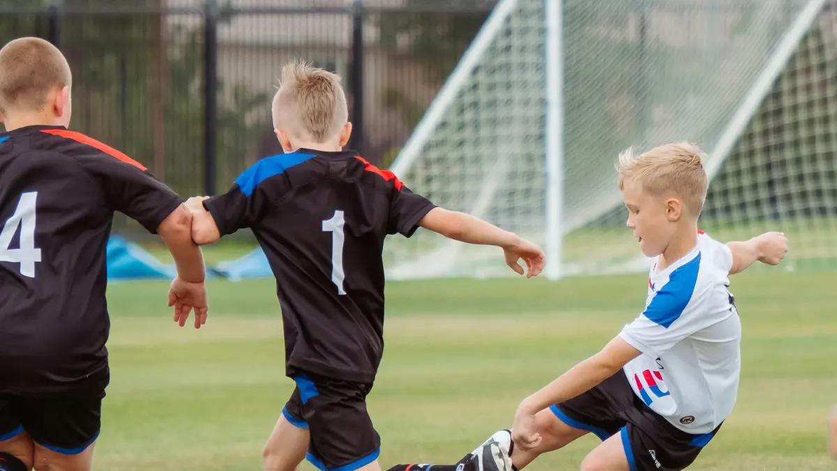Bambini che giocano a calcio