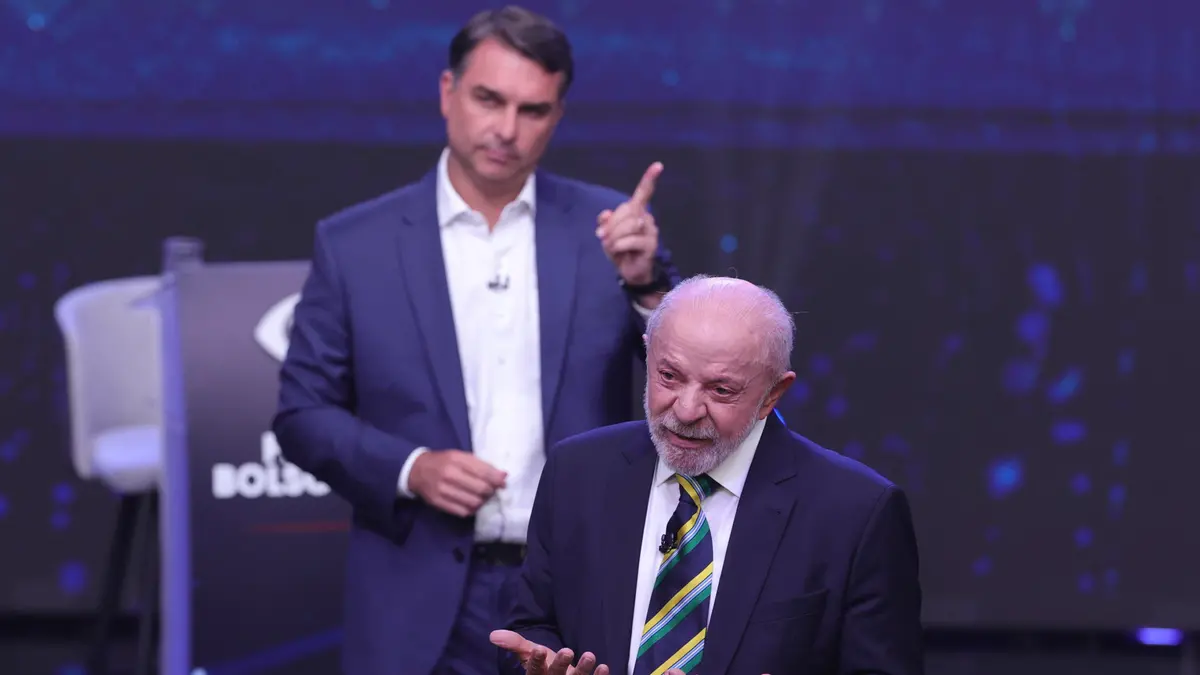 Lula in primo piano e Bolsonaro - Foto Epa © www.giornaledibrescia.it