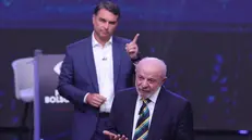 Lula in primo piano e Bolsonaro - Foto Epa © www.giornaledibrescia.it