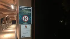 Uno dei cartelloni affissi a Gardone (da Facebook)
