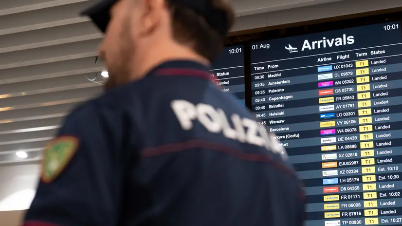 I controlli a Fiumicino lo scorso agosto - Foto Ansa/Telenews