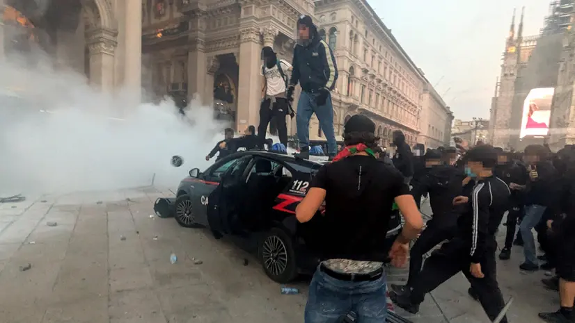 Gli scontri a Milano - Foto Ansa © www.giornaledibrescia.it