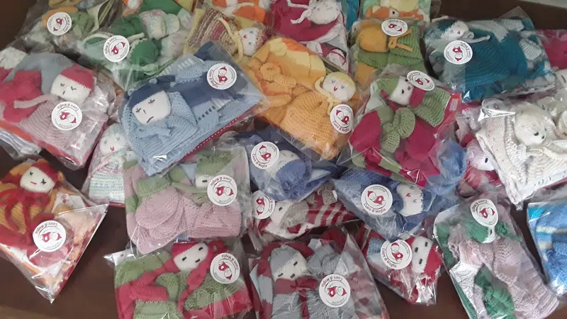 Alcuni dei lavori in maglia donati alle terapie intensive