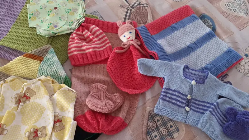 Non solo cuffiette, ma anche vestitini e coperte