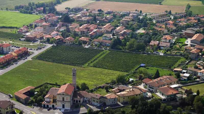 La frazione di Calino con la parrocchiale