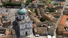 Una veduta aerea della centralissima piazza Santa Maria a Montichiari - © www.giornaledibrescia.it