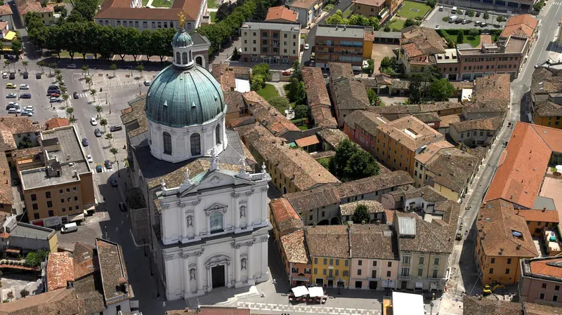 Una veduta aerea della centralissima piazza Santa Maria a Montichiari - © www.giornaledibrescia.it