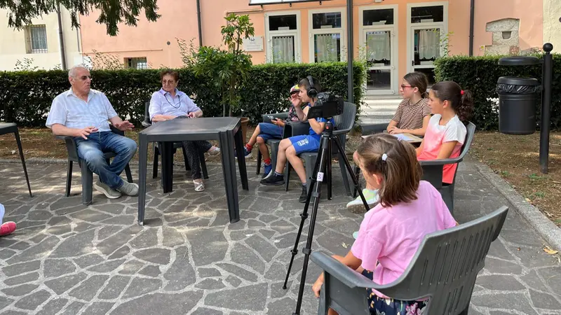 Una delle sedute di racconto e ascolto tra generazioni  © www.giornaledibrescia.it