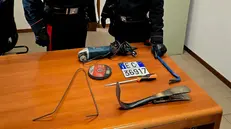Gli arnesi sequestrati dai carabinieri