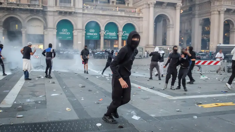 Ragazzi protagonisti della guerriglia a Milano - Foto Ansa © www.giornaledibrescia.it
