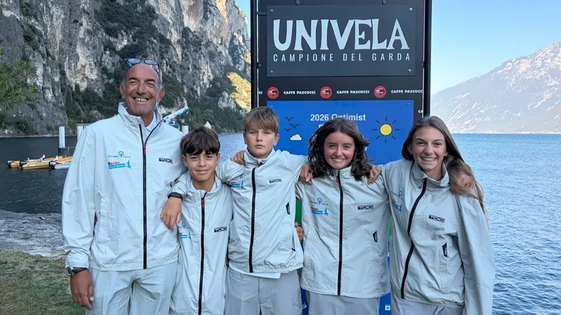 Marta Pisoni, la seconda da destra, con gli altri azzurrini medagliati e il tecnico Ricci - © www.giornaledibrescia.it