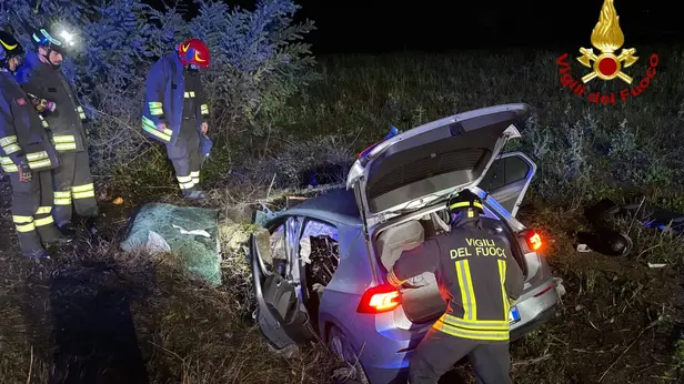 L'auto finita fuori strada