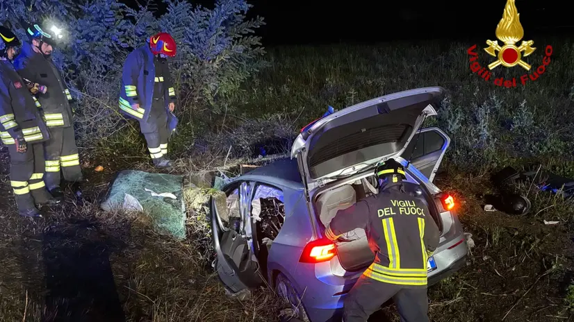 L'auto finita fuori strada