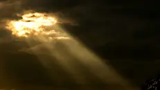 Raggi di sole in un cielo nuvoloso