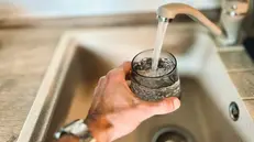 L'acqua del rubinetto diventa più cara