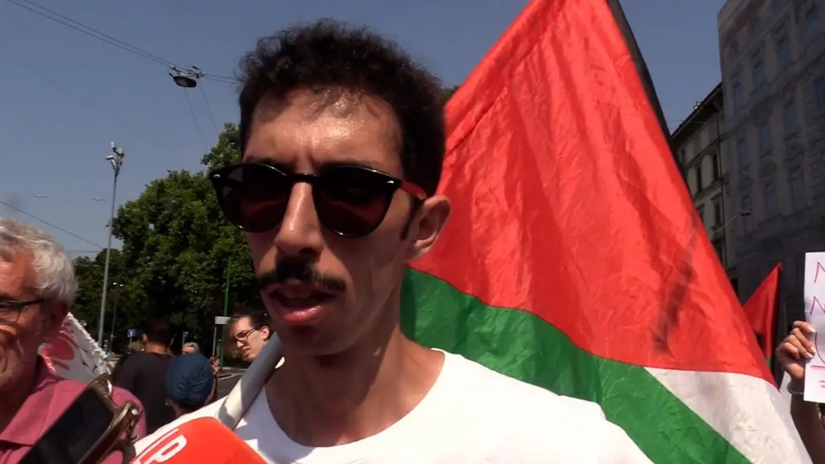 Youssef Siher intervistato dai giornalisti a margine della manifestazione dei Giovani Palestinesi a Milano