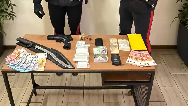 La droga e il materiale sequestrati dai carabinieri