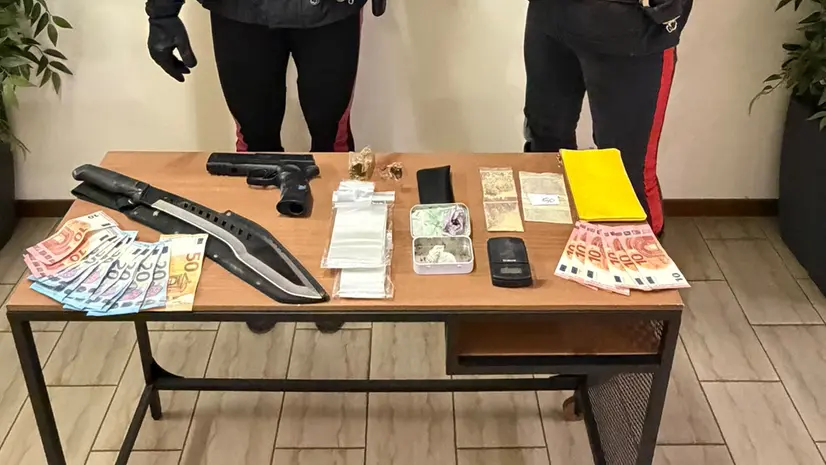 La droga e il materiale sequestrati dai carabinieri