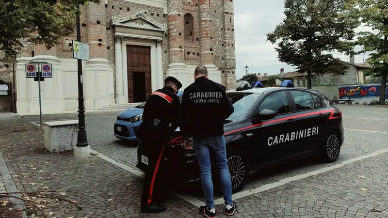 L'intervento dei carabinieri in piazza a Castenedolo