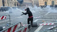 Uno scatto degli scontri a Milano del 17 ottobre - Foto Ansa © www.giornaledibrescia.it