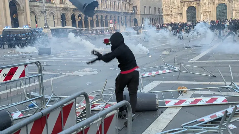 Uno scatto degli scontri a Milano del 17 ottobre - Foto Ansa © www.giornaledibrescia.it
