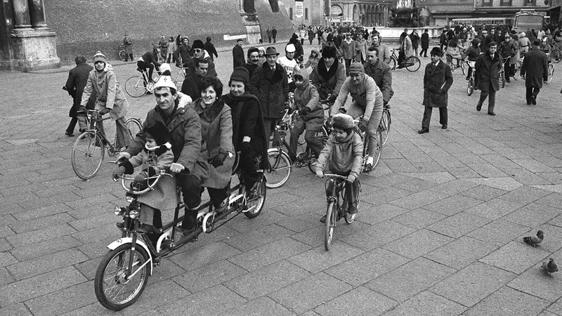 In bici durante la crisi petrolifera - Foto Ansa © www.giornaledibrescia.it