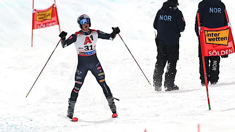 Il rammarico di Giovanni Franzoni dopo l'uscita a Soelden - Foto Ansa © www.giornaledibrescia.it