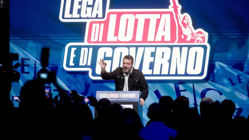 Matteo Salvini dal palco del congresso, a Milano - Foto Ansa © www.giornaledibrescia.it