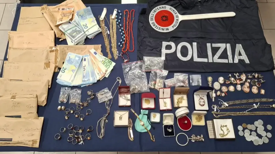 Contanti e gioielli recuperati dalla Polizia, fotografia pubblicata dal Giornale di Brescia