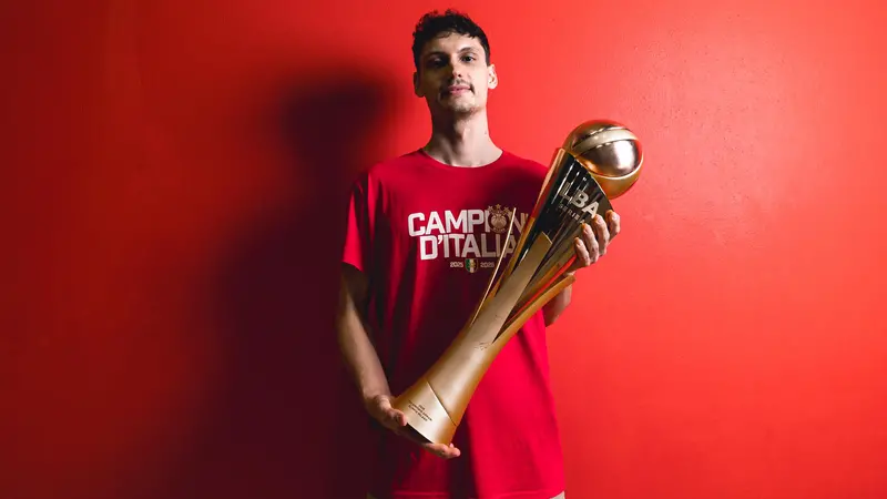 Daniele Preti con la coppa del Tricolore dell'Olimpia