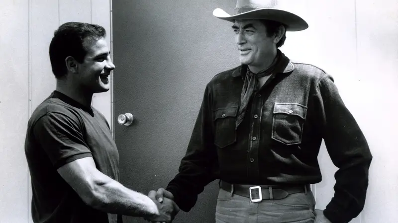 Amonti con Gregory Peck, negli studios della Columbia Pictures in una foto del 1967