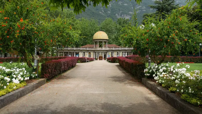 La cupola e il colonnato delle terme